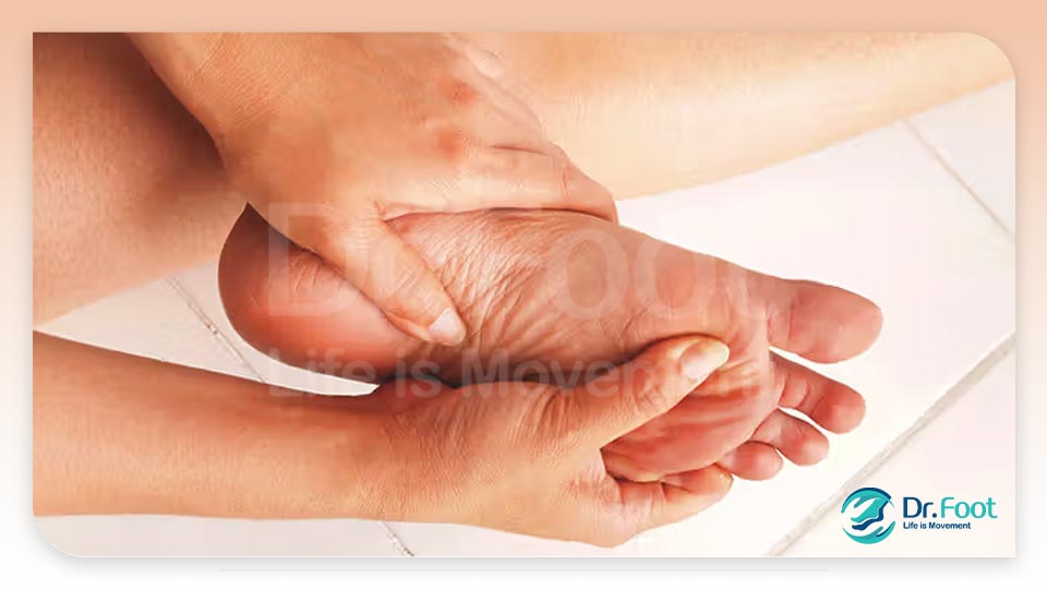 درد انگشت دوم پا: علائم، علت‌ها و راه‌های مدیریت
